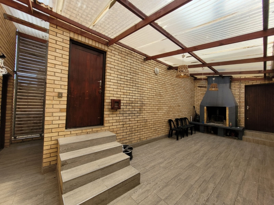 4 Bedroom Property for Sale in Wavecrest Eastern Cape